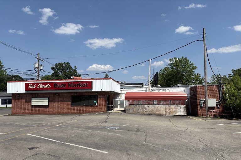 G5306 Former Ted Clarks Busy Market 118 Broad Street Waverly NY