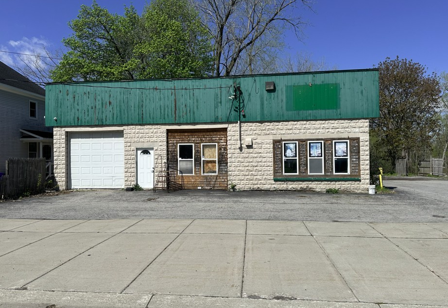 B11693  52 Cedar Street Akron NY